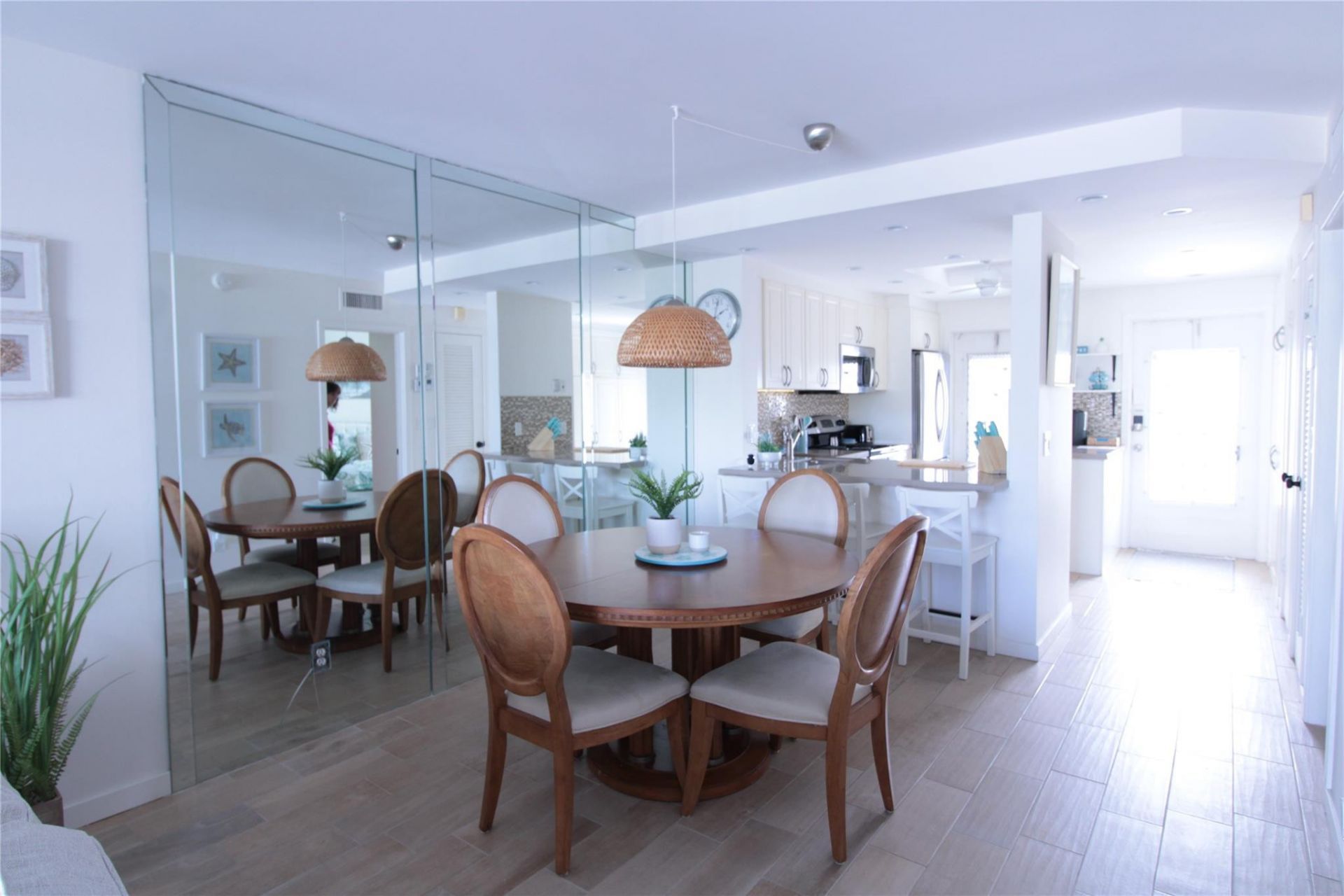 440 Paradise Isle Boulevard, Unit 304, Hallandale Beach, FL 33009 Photo