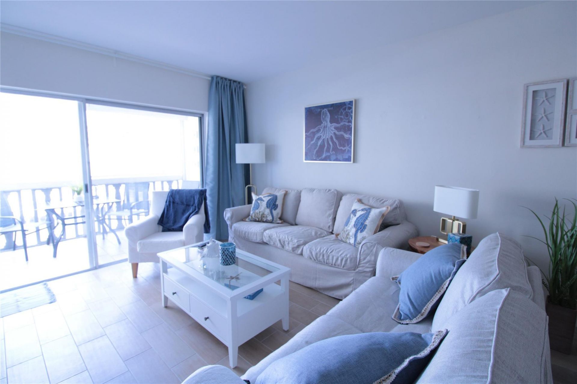 440 Paradise Isle Boulevard, Unit 304, Hallandale Beach, FL 33009 Photo
