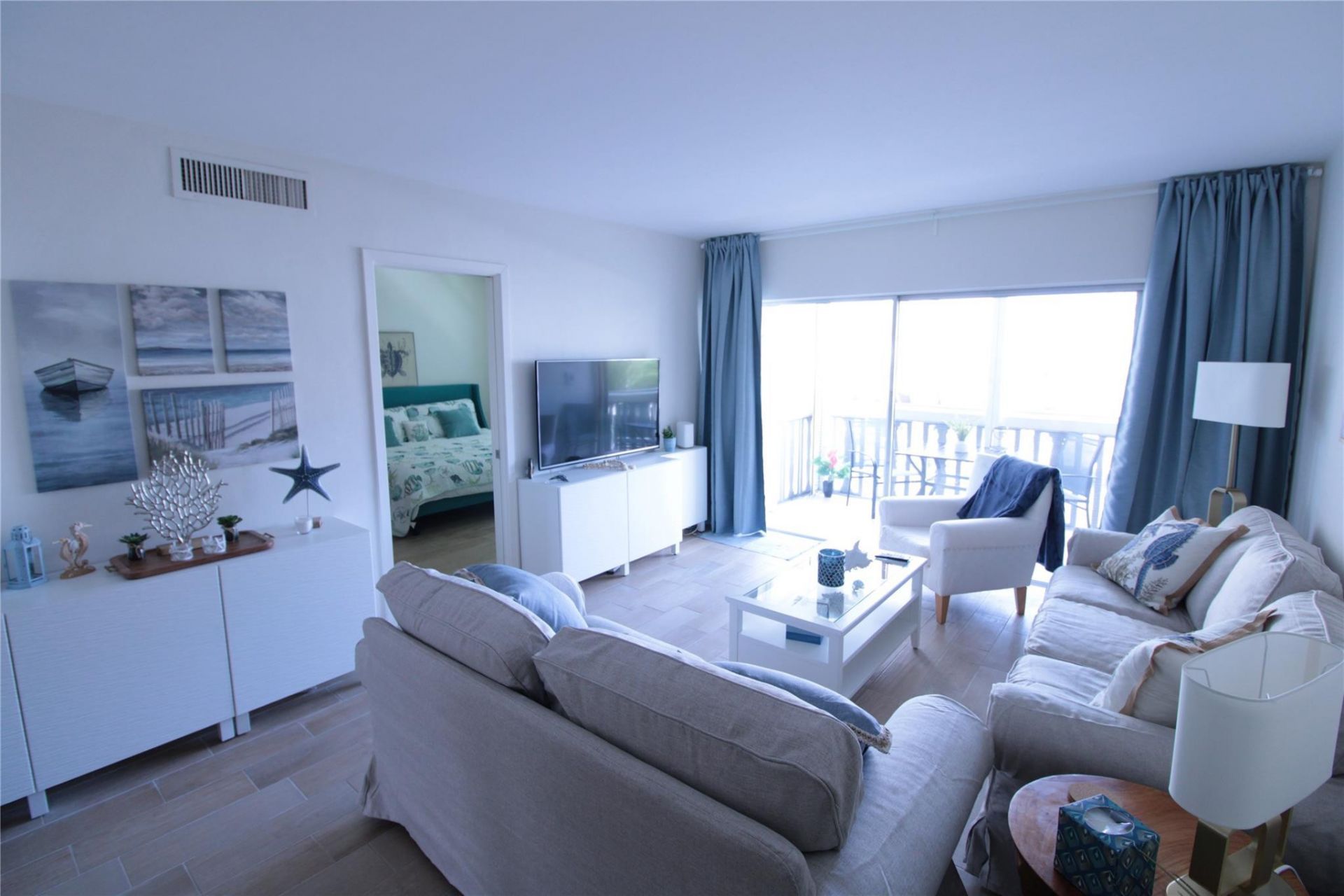 440 Paradise Isle Boulevard, Unit 304, Hallandale Beach, FL 33009 Photo