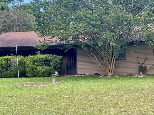 15212 Crystal Dr, Pride, LA 70770