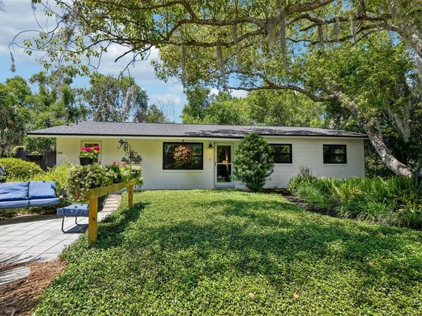 1073 CENTRAL STREET, MOUNT DORA, FL 32757