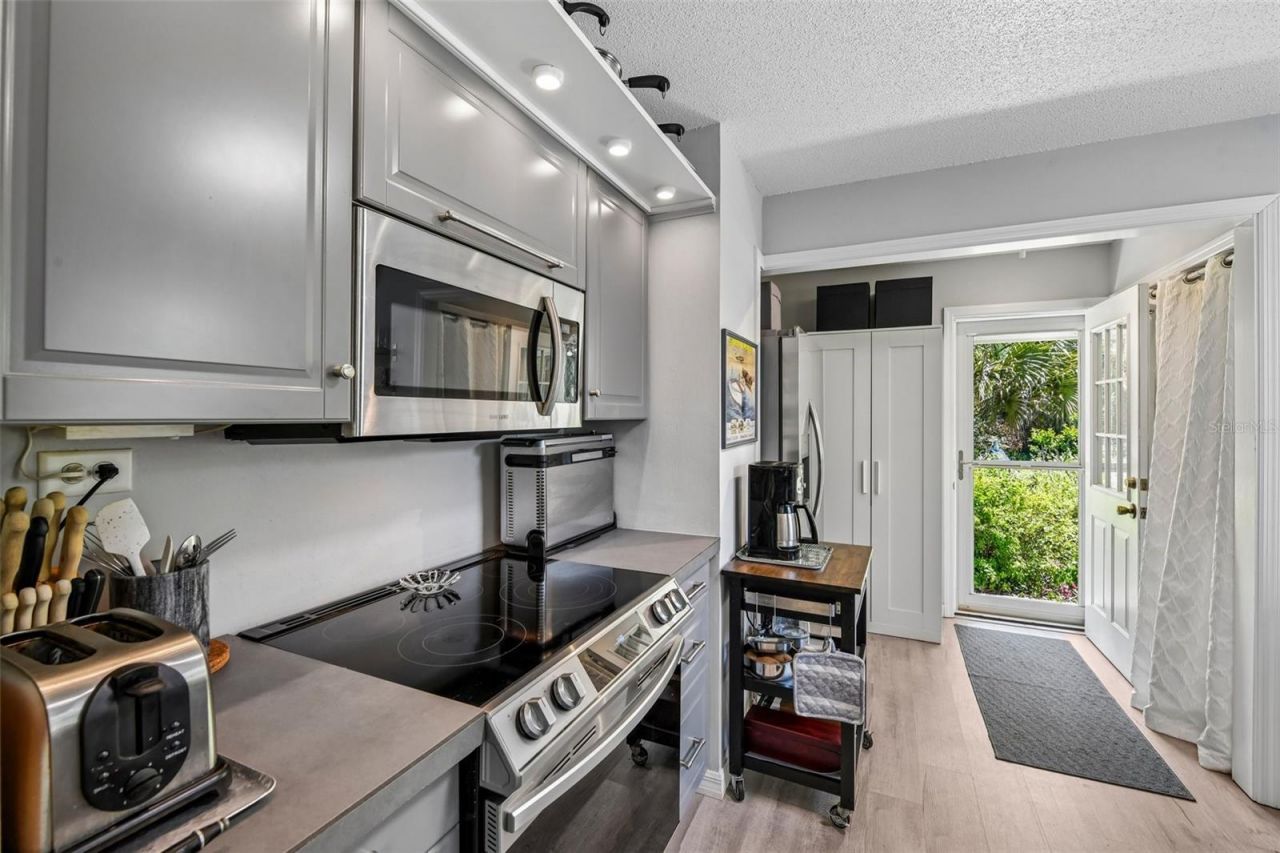 1073 Central Street, Mount Dora, FL 32757 Photo