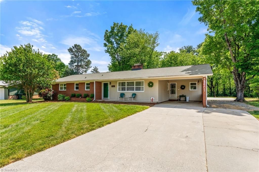 116 Lakeview Circle, Thomasville, NC 27360 Main Photo