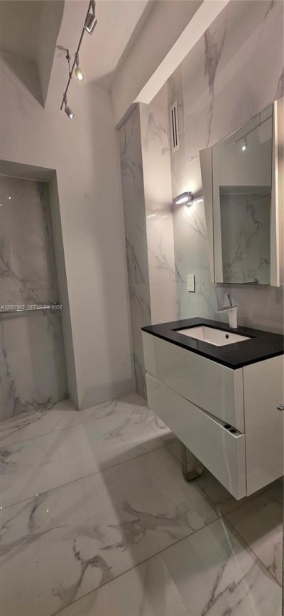 5255 Collins Ave , Unit 7G, Miami Beach, FL 33140 Photo