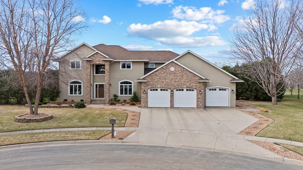 823 Cullen Circle, Marshall, MN 56258