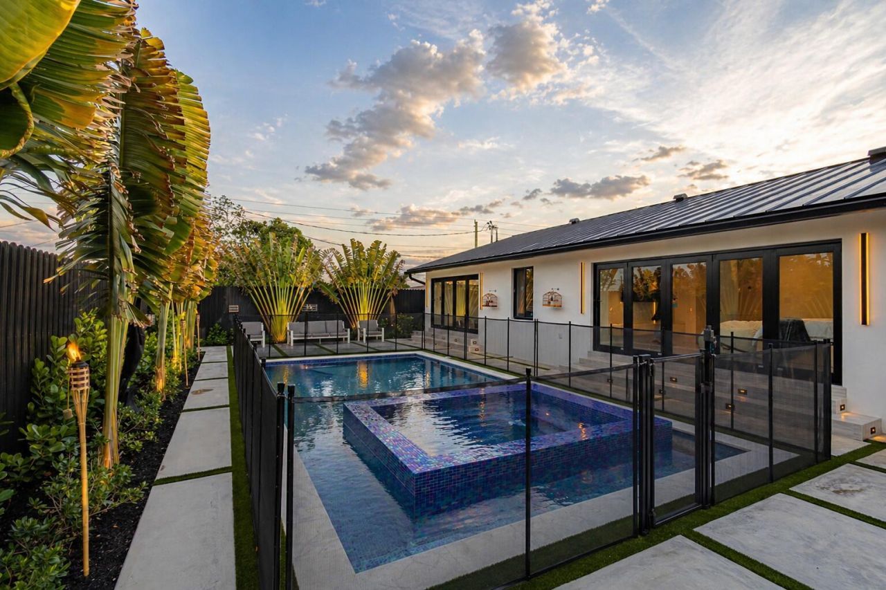 807 Hollywood Place, West Palm Beach, FL 33405 Photo