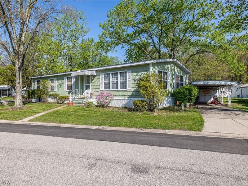 16 Grand Boulevard, Olmsted Township, OH 44138 Photo 1