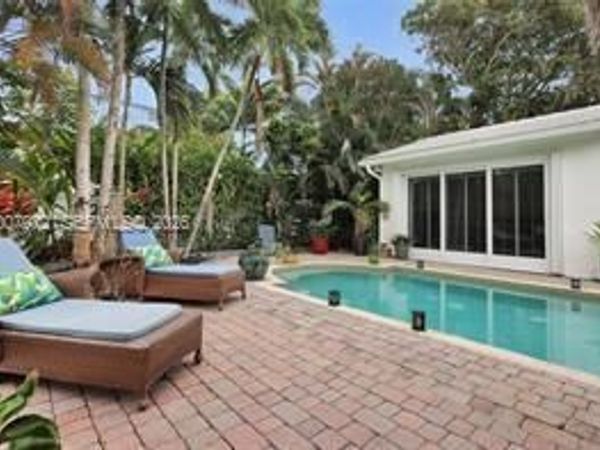 720 NE 17th Ter , Fort Lauderdale, FL 33304