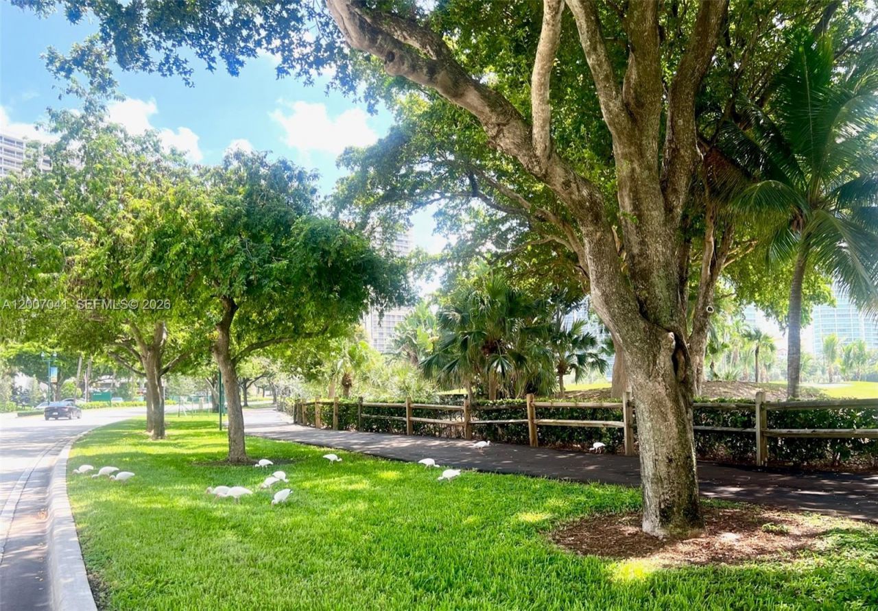 20505 E Country Club Dr , Unit 836, Aventura, FL 33180 Photo