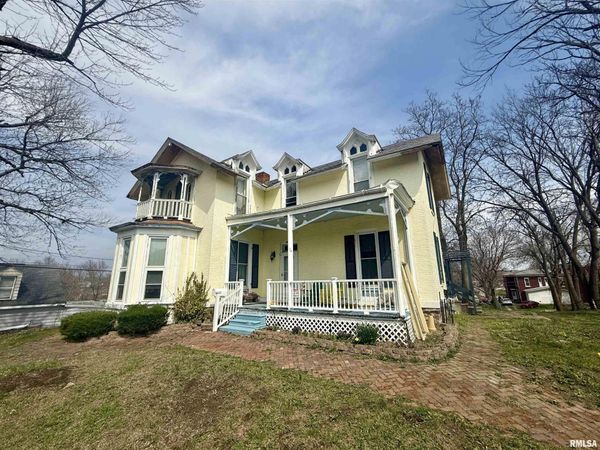 1016 N 4TH Street, Quincy, IL 62301