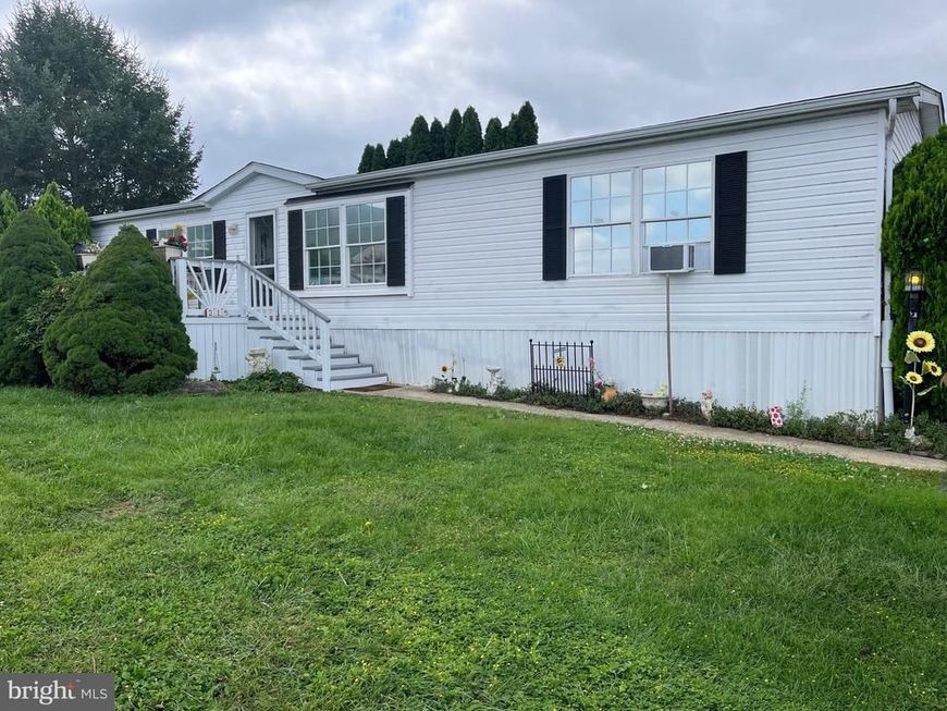 215 Longwood Court W, Lancaster, PA 17603 Main Photo