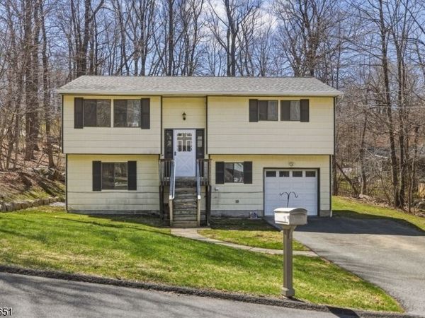 15 Karen Rd, Vernon, NJ 07422