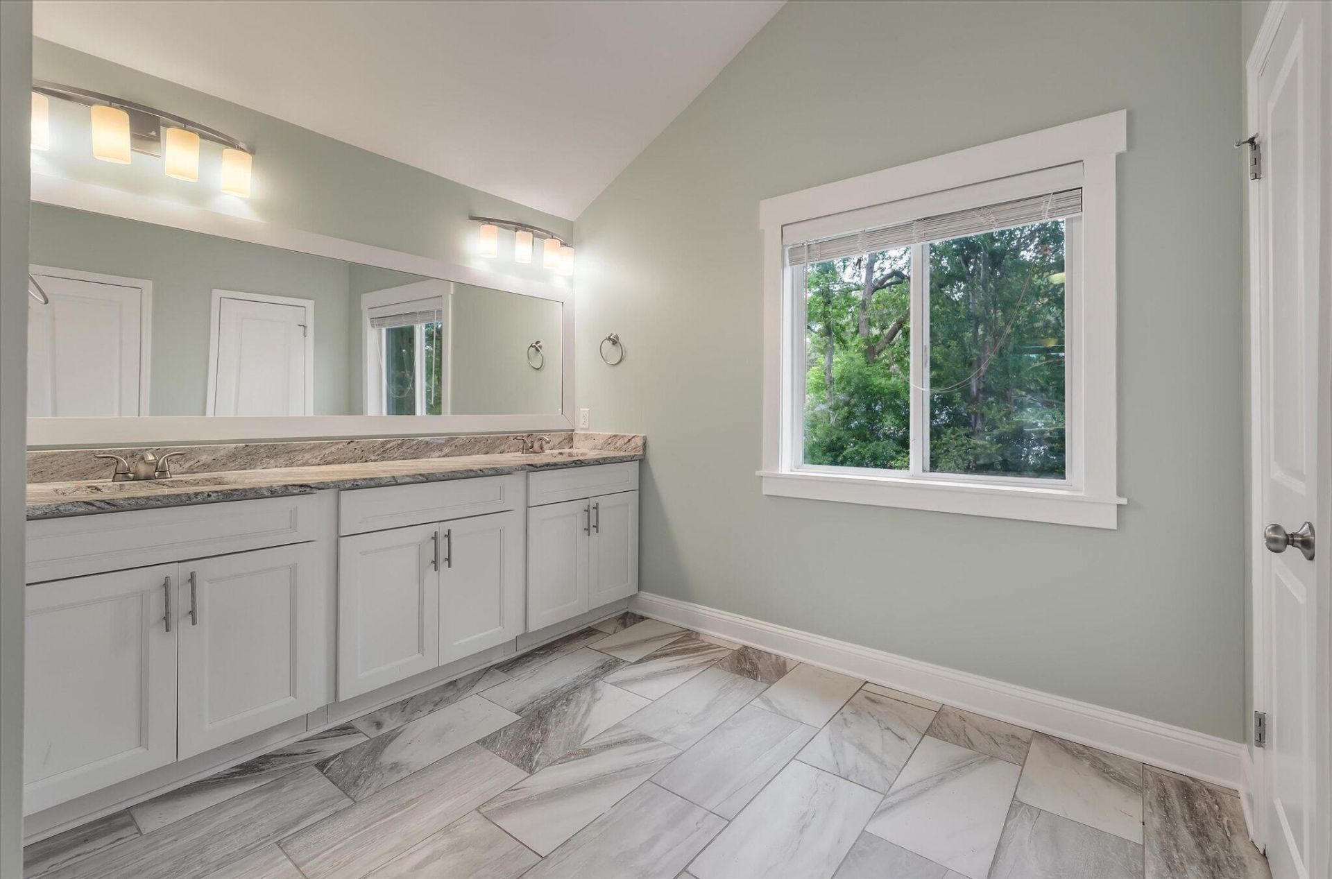 108 Lancer Drive Photo 17