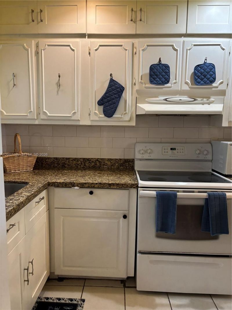3000 E Sunrise Lakes Dr, Unit 202, Sunrise, FL 33322 Photo
