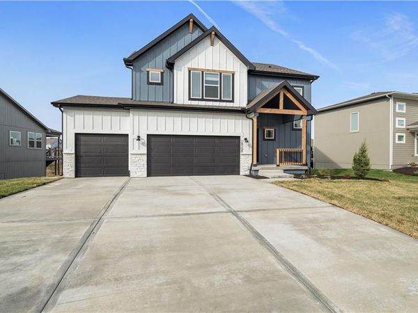 517 SW Amara Drive, Blue Springs, MO 64064