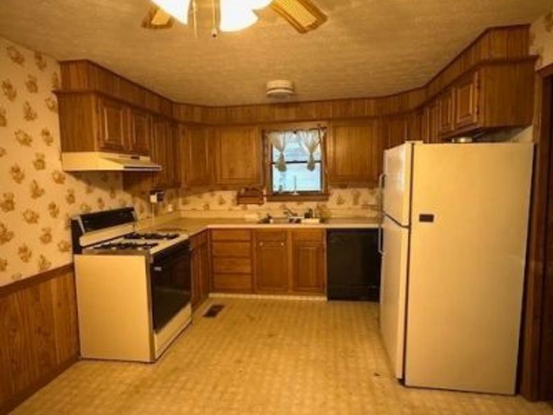 161 W Church Street, Newcomerstown, OH 43832 Photo 4