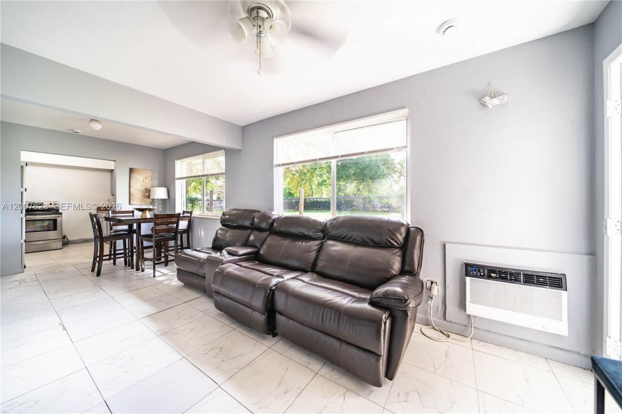 2406 NW 67th St, Miami, FL 33147 Photo