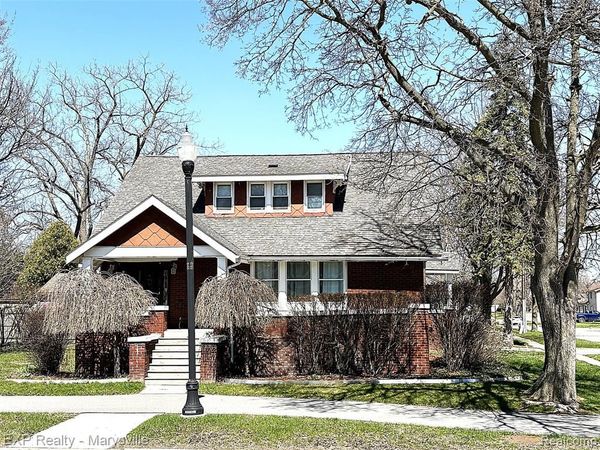 504 CLINTON Avenue, St. Clair, MI 48079