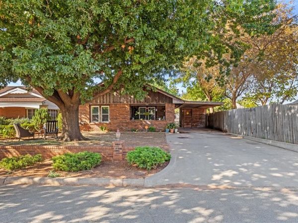 1511 Avant , Clinton, OK 73601