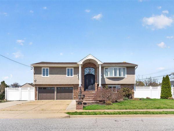 101 Jetmore Place , Massapequa, NY 11758