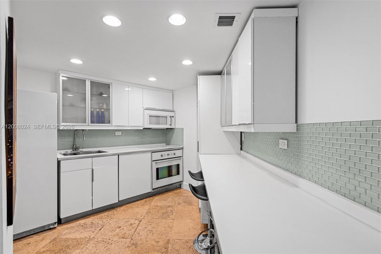 905 Brickell Bay Dr, Unit 1830, Miami, FL 33131 Photo