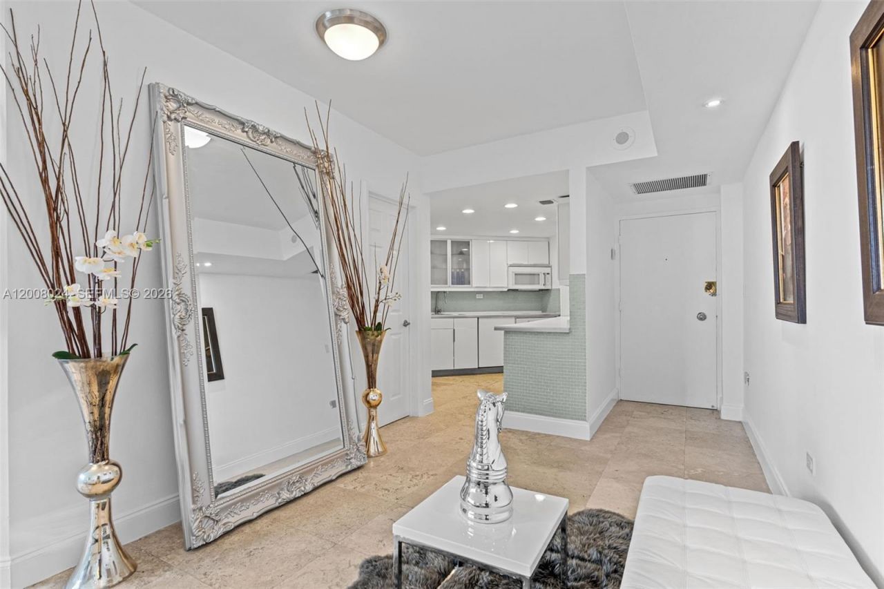 905 Brickell Bay Dr, Unit 1830, Miami, FL 33131 Photo