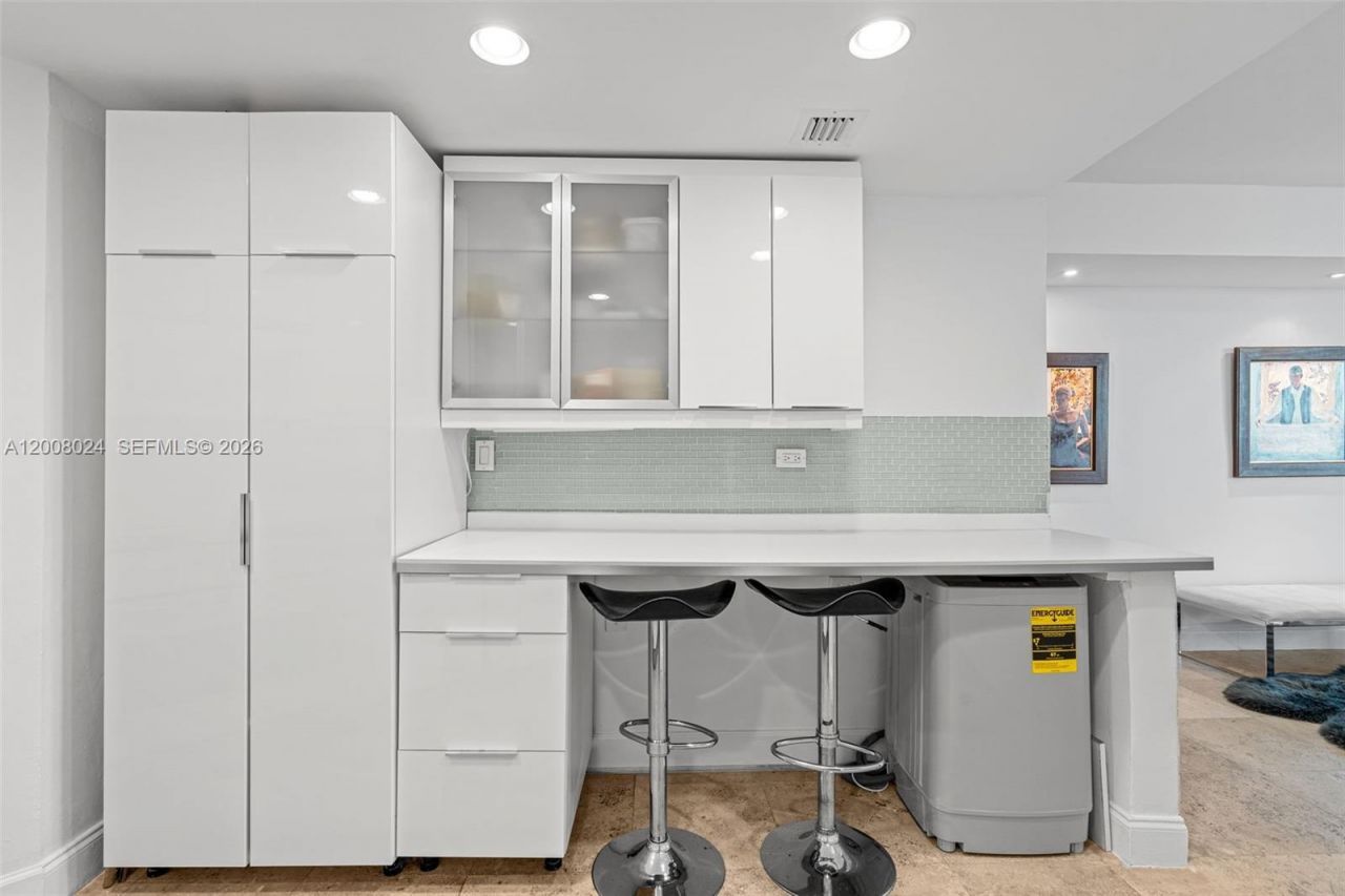 905 Brickell Bay Dr, Unit 1830, Miami, FL 33131 Photo
