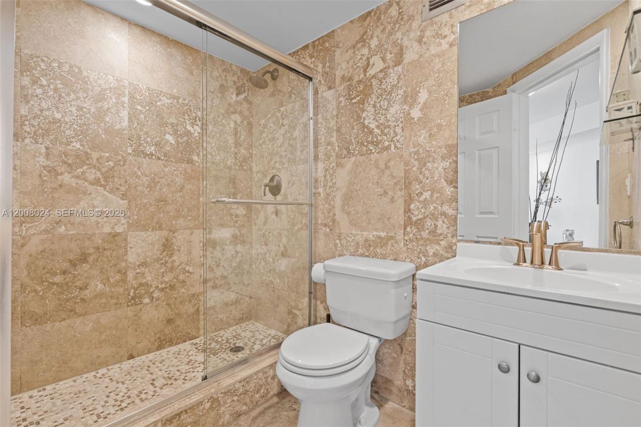 905 Brickell Bay Dr, Unit 1830, Miami, FL 33131 Photo
