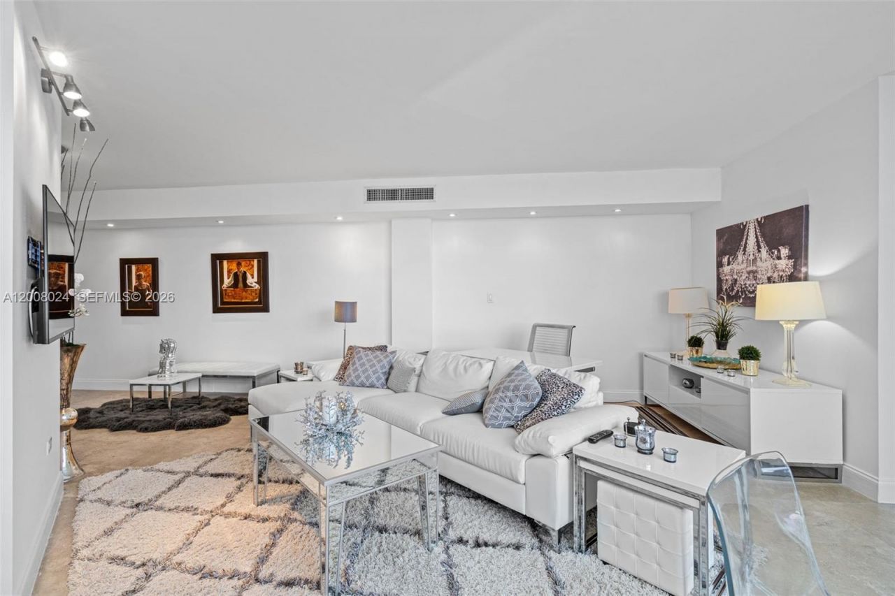 905 Brickell Bay Dr, Unit 1830, Miami, FL 33131 Photo