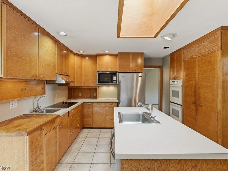 5592 Kilbourne Drive, Lyndhurst, OH 44124 Photo 6