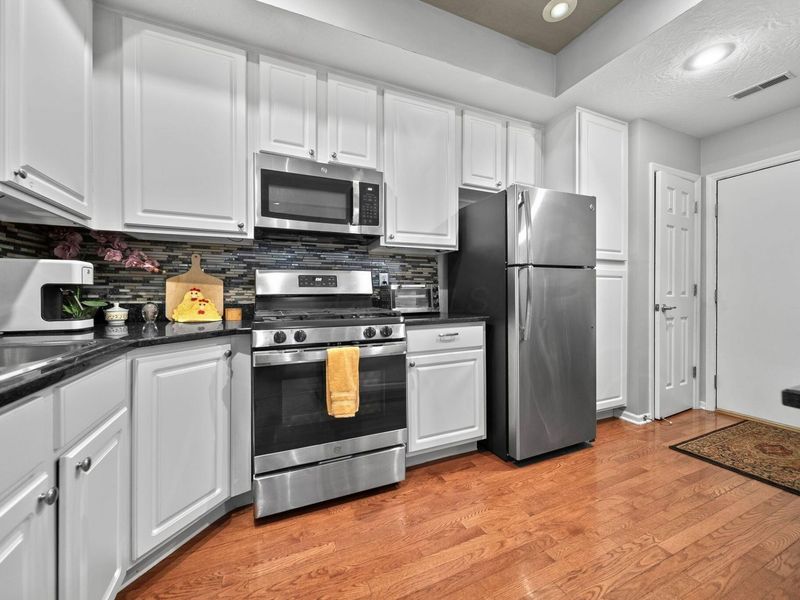 394 Charlescarn Drive, Powell, OH 43065 Photo 2