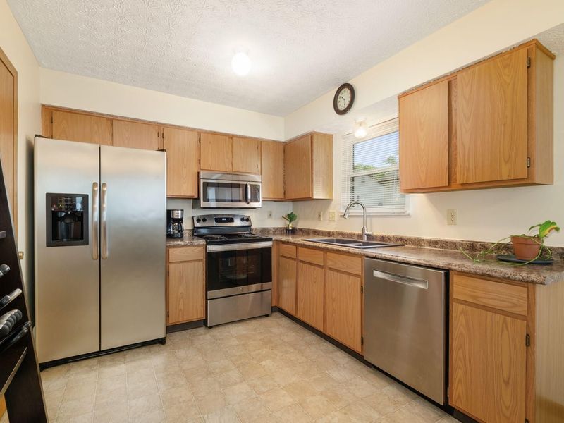 8041 Lakeloop Drive, Westerville, OH 43081 Photo 8