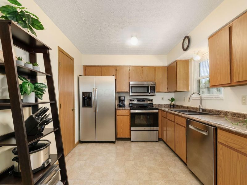8041 Lakeloop Drive, Westerville, OH 43081 Photo 9