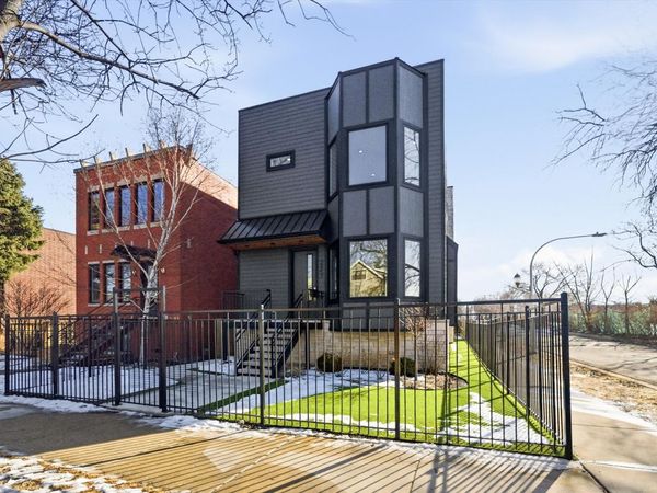 2457 W Byron Street , Chicago, IL 60618