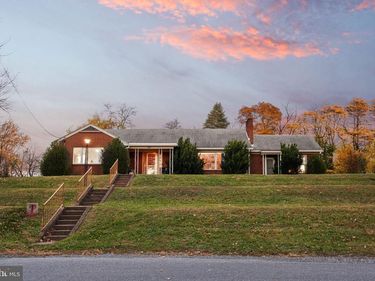 401 VILLAGE ROAD , HARRISBURG, PA 17112