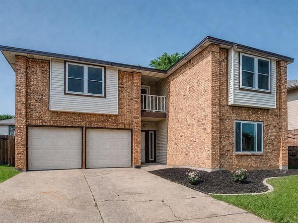 829 Foxridge Drive , Arlington, TX 76017