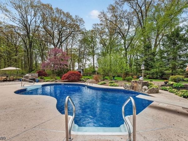 48 Tree Top Rd, Readington, NJ 08889