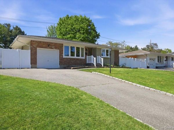 9 Copperbeech Road , Saint James, NY 11780