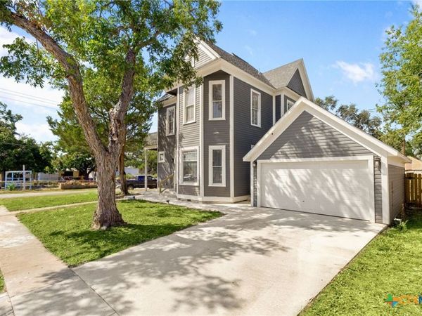 400 N Bowie Street , Seguin, TX 78155