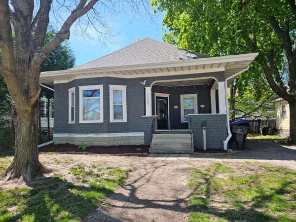 1307 S Main Street , Bloomington, IL 61701