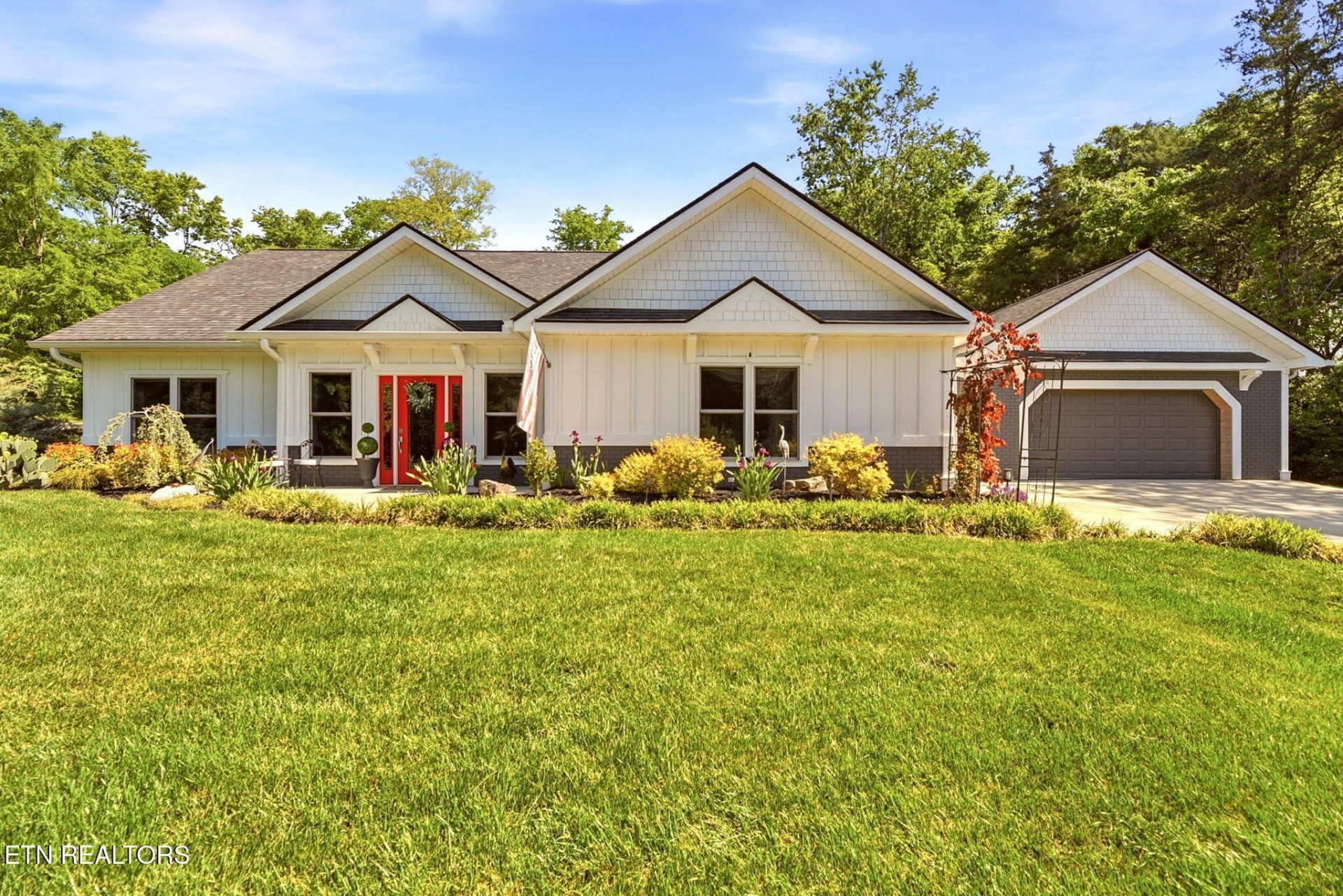 106 Chatuga Drive, Loudon, TN 37774 Main Photo