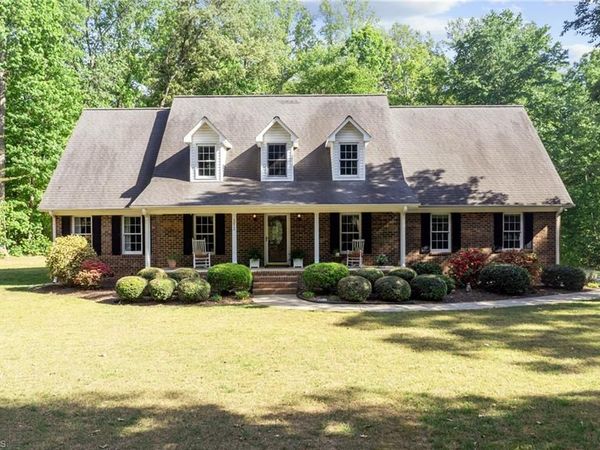 5812 Crimson Court , Mebane, NC 27302