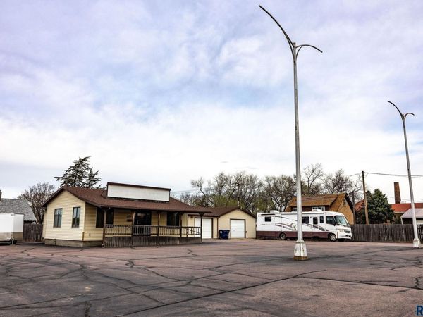 404 W 1st Ave, Mitchell, SD 57301