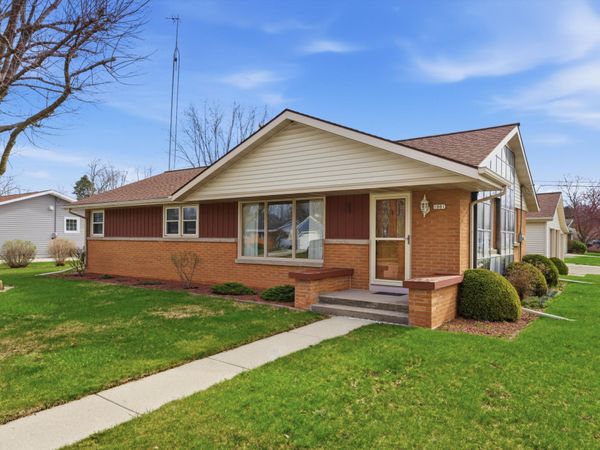1001 Glenview Dr, Manitowoc, WI 54220