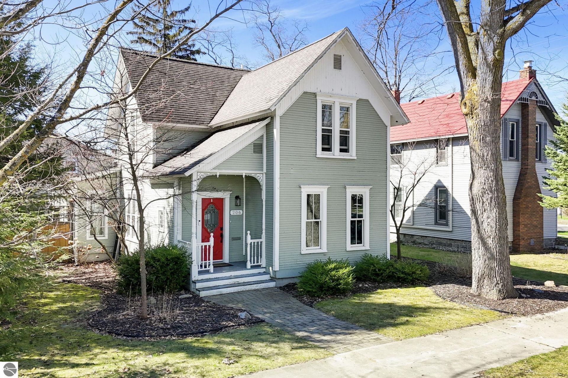 206 Ninth Street E, Traverse City, MI 49684 Main Photo