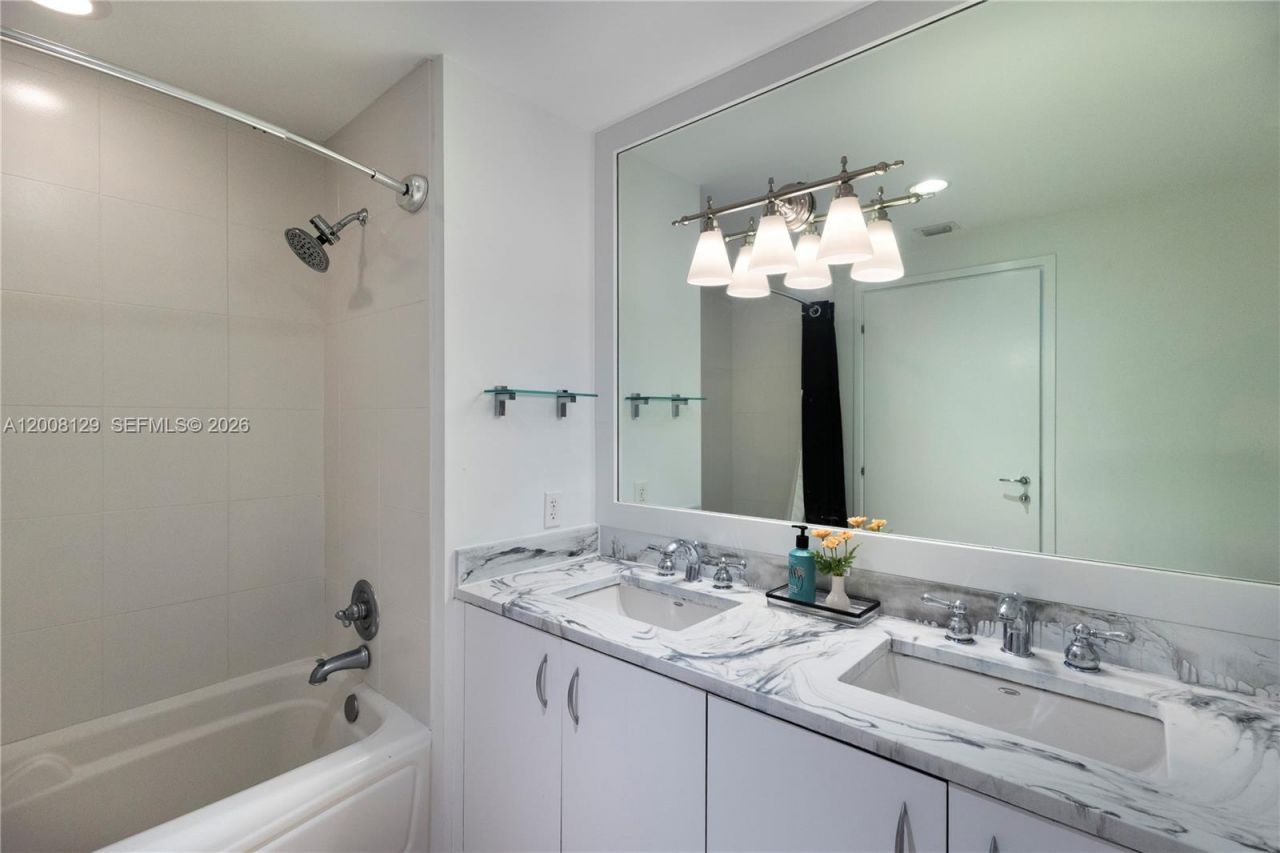 300 S Biscayne Blvd , Unit L-1014, Miami, FL 33131 Photo