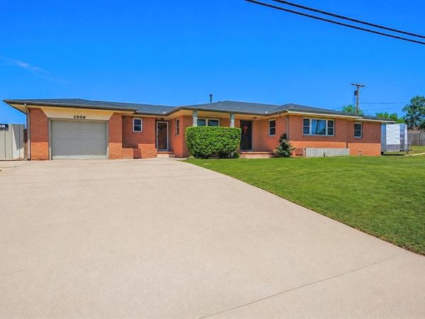 1909 W Modelle Avenue, Clinton, OK 73601