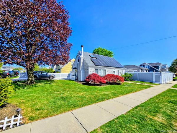 27 Spruce Street , Hicksville, NY 11801