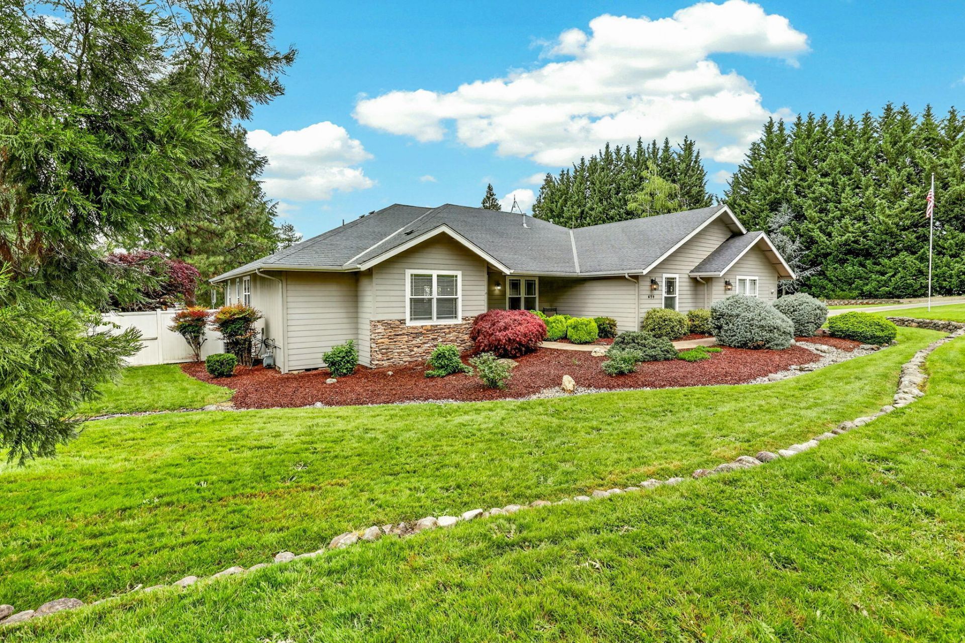 634 Towne Street, Grants Pass, OR 97527 Main Photo