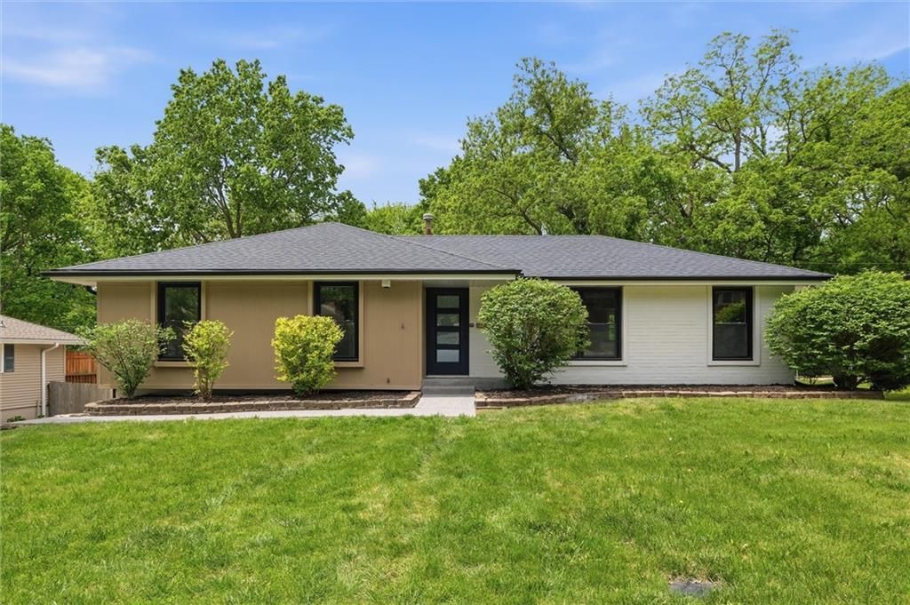 6832 NW Pleasant View Drive, Parkville, MO 64152 Main Photo